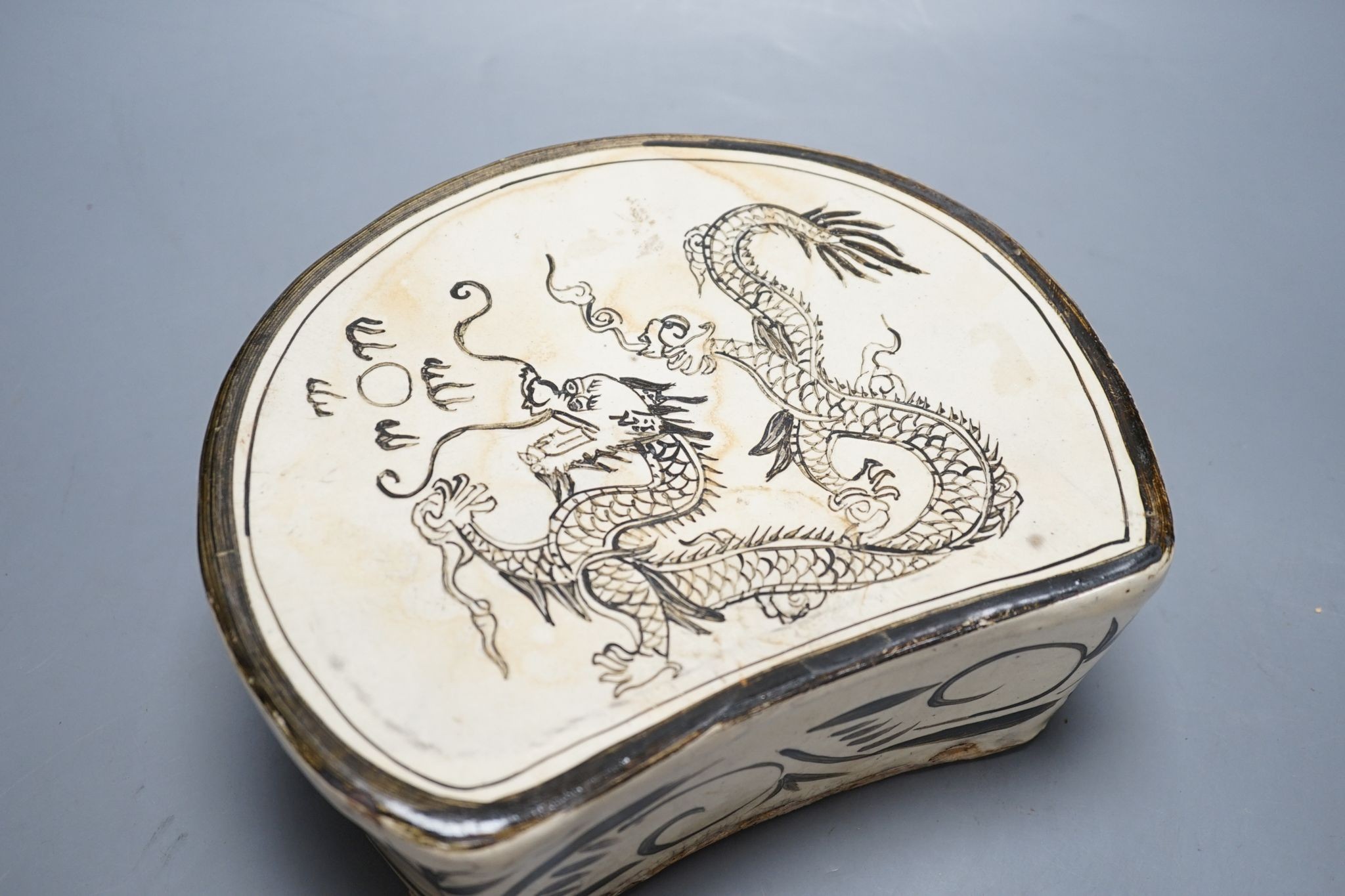 A Cizhou pottery pillow, 24cm